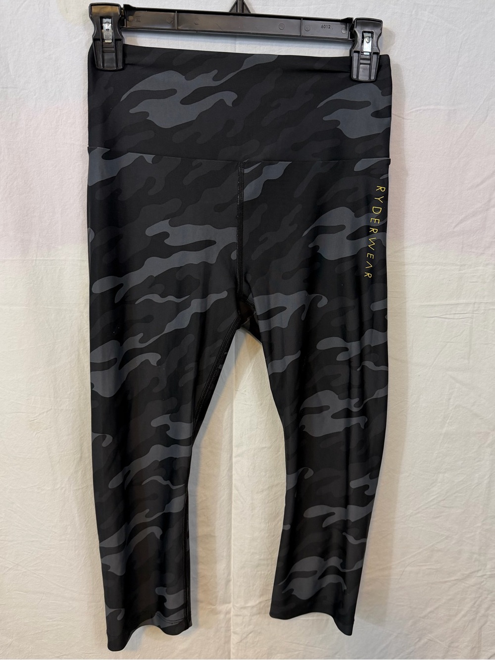 Ryderwear Black & Gray Camo scrunch button Leggings